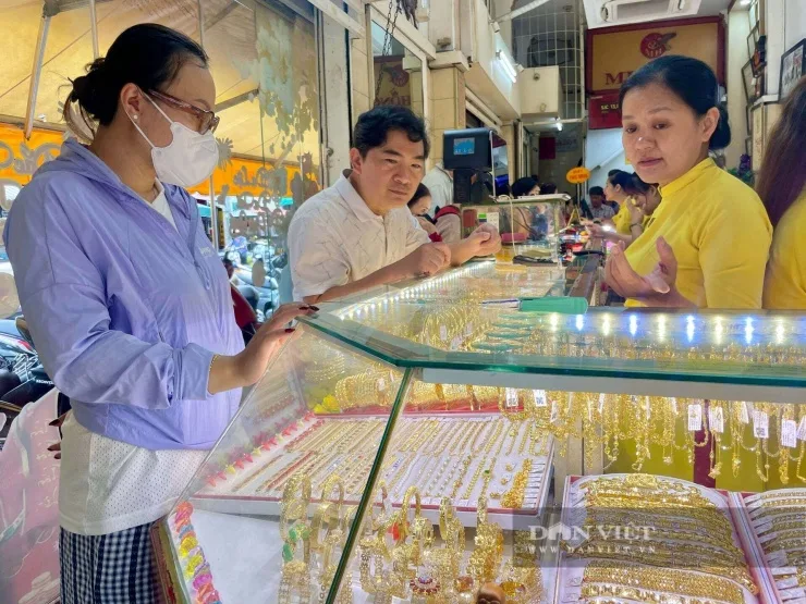 Tiệm vàng Mi Hồng đông khách thị trường vàng nhiều biến động