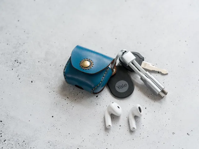 Khắc tên ra mắt bao da SEN AirPods 5 hỗ trợ sạc không dây